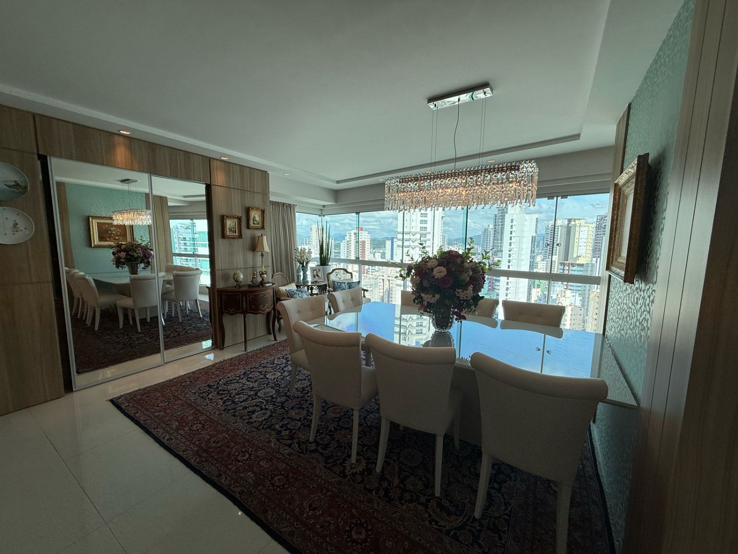 Apartamento à venda no Edifício Ilha de Symi no Centro de Balneário Camboriú