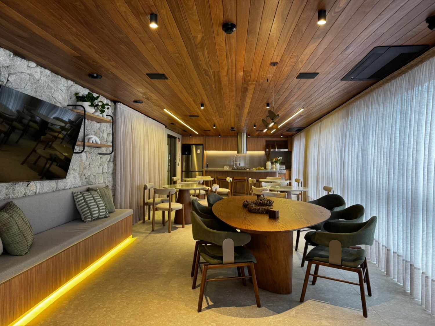 Apartamento no Ed. Brava Sixteen na Praia Brava - foto 11