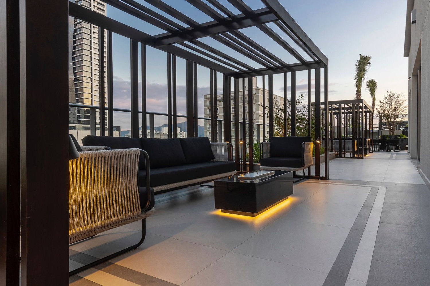 Apartamento no Ed. Home Square Residence no Centro de Balneário Camboriú