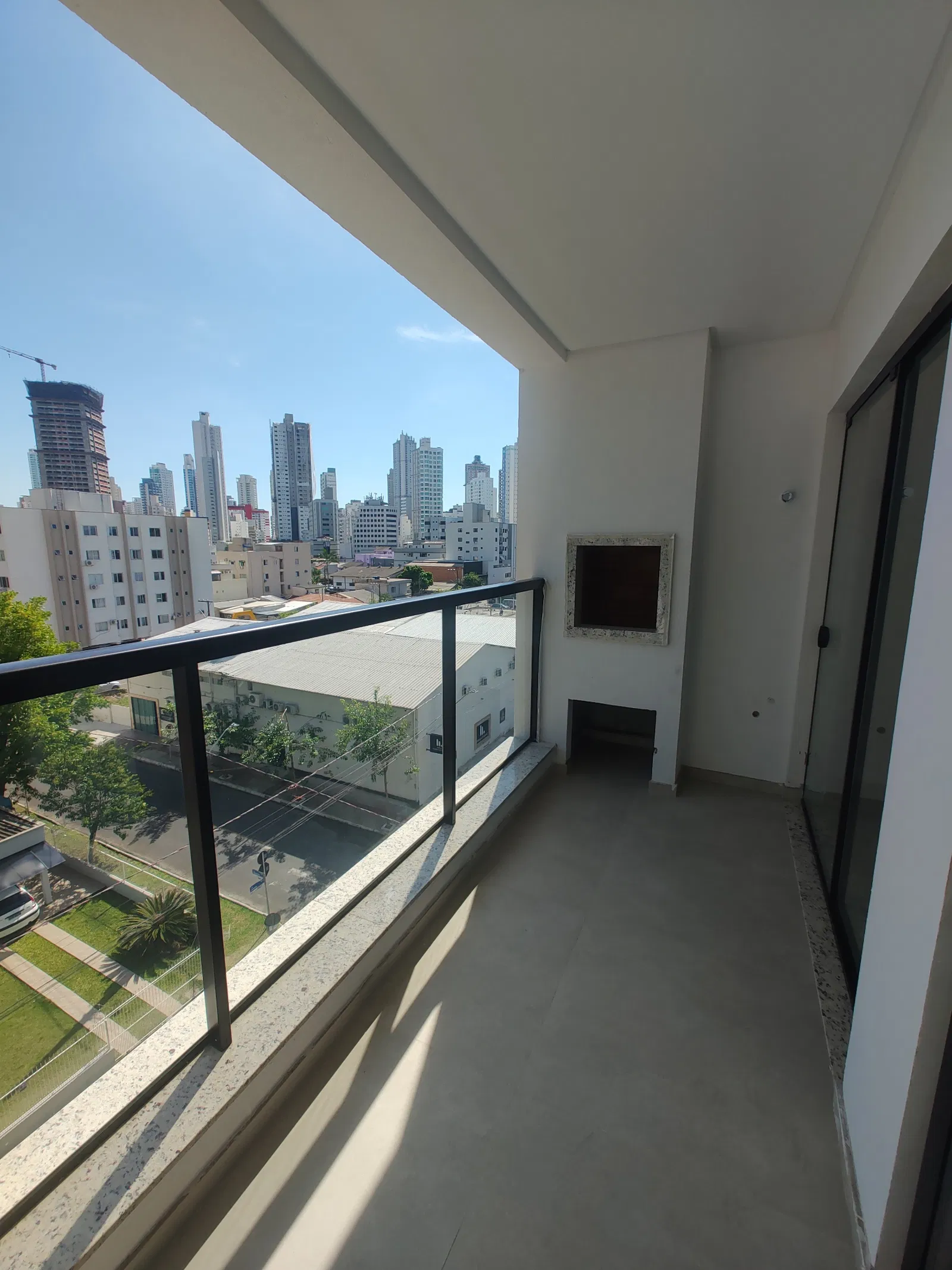 Apartamento no Edifício Plaza Viena em Balneário Camboriú - foto 2