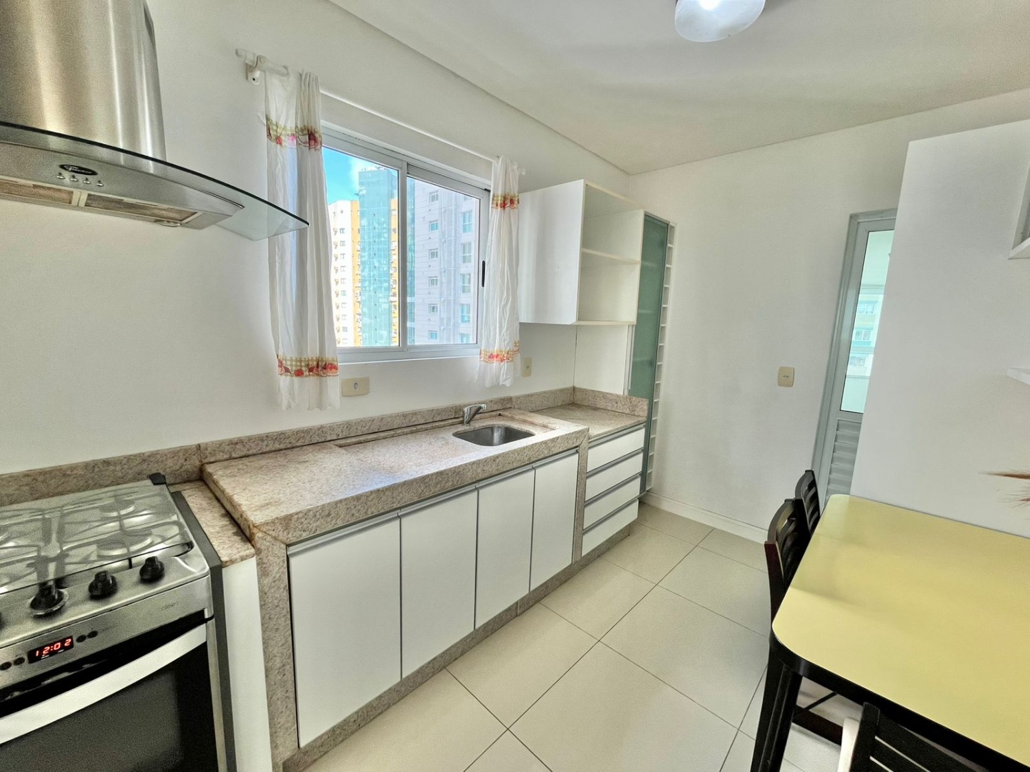 Apartamento no Edifício Torre de Málaga em Balneário Camboriú - foto 8