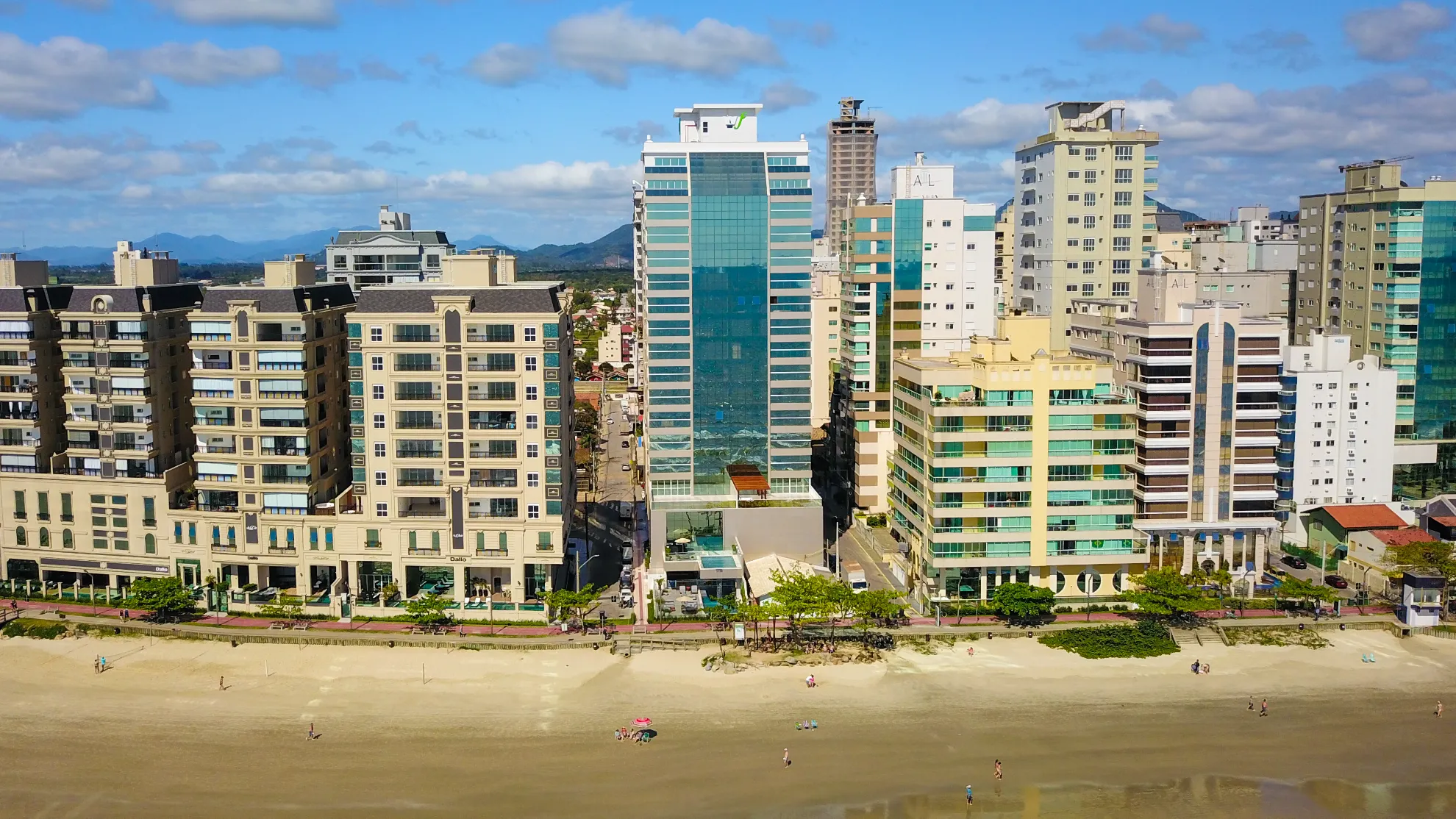 Apartamento no Edifício Albamar Meia Praia em Itapema - foto 16