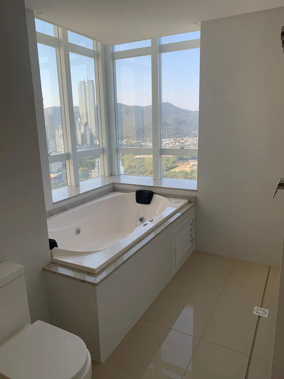 Apartamento no Ed. Marina Beach na Barra Sul de Balneário Camboriú - foto 14
