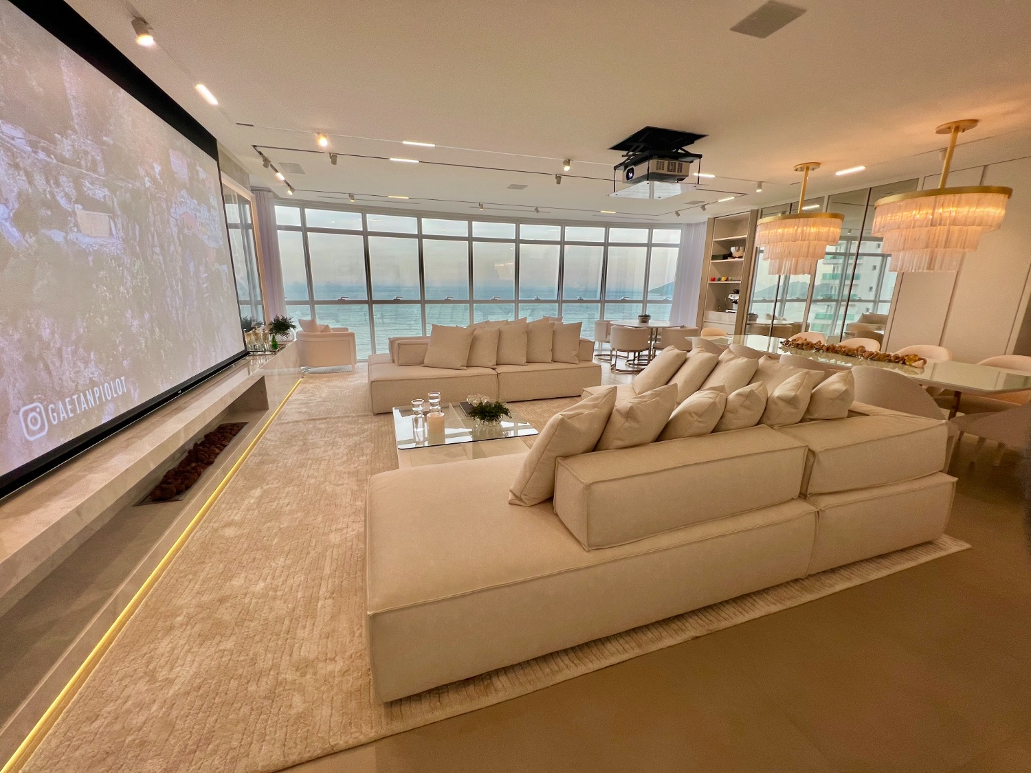 Apartamento no Edifício Millennium Palace em Balneário Camboriú - foto 2