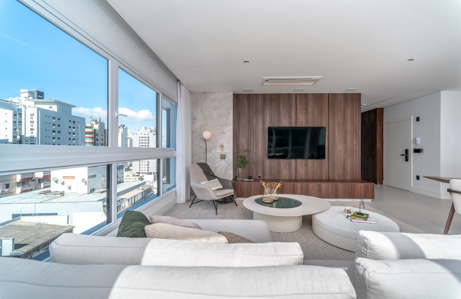 Apartamento no Ed. Cyano Mare em Balneário Camboriú - foto 2