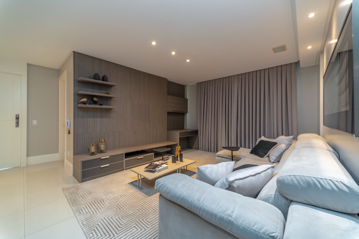 Apartamento no Edifício Metropolis em Balneário Camboriú - foto 23