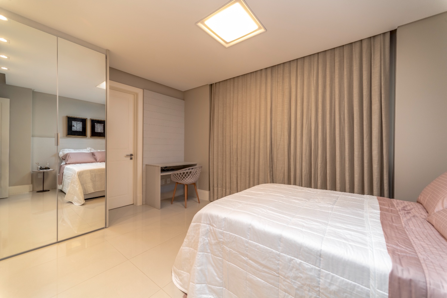 Apartamento no Edifício Metropolis em Balneário Camboriú - foto 25