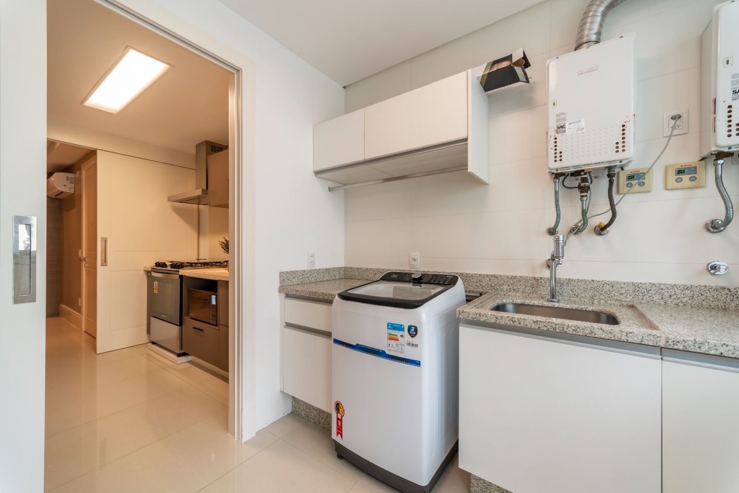 Apartamento no Edifício Metropolis em Balneário Camboriú - foto 29