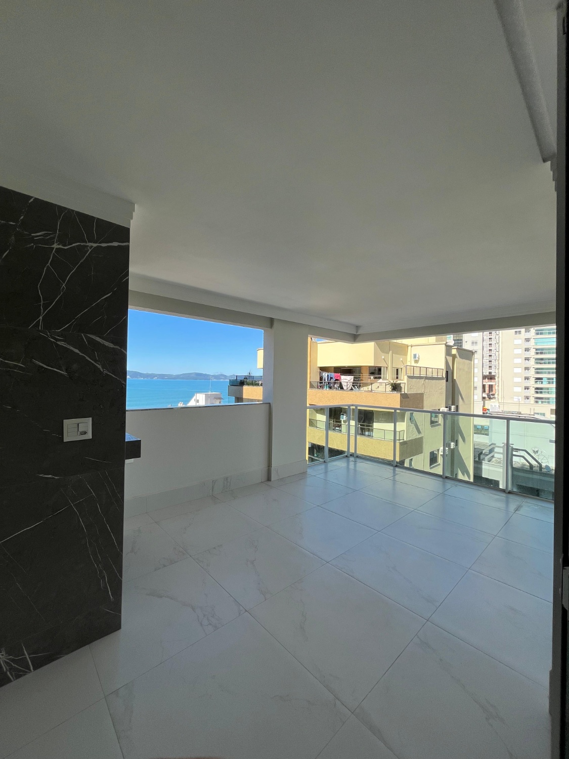 Apartamento no Edifício Arnou T. de Melo no Centro de Itapema - foto 2