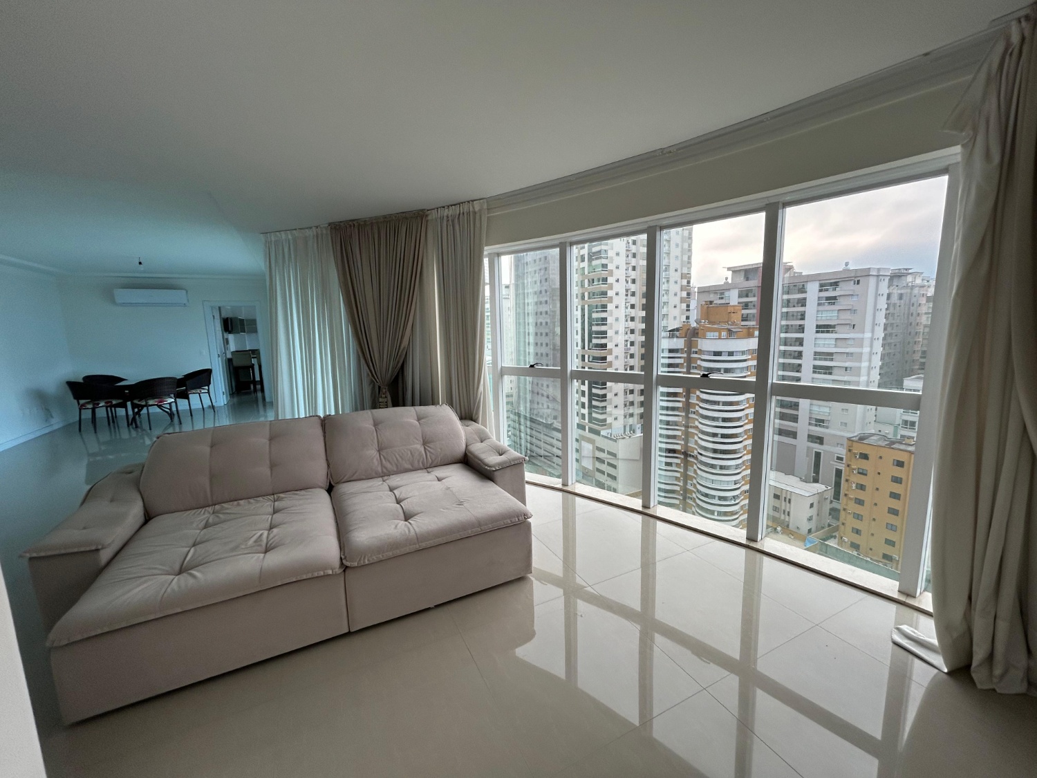 Apartamento no Edifício Jardim das Alamandas em Itapema - foto 4