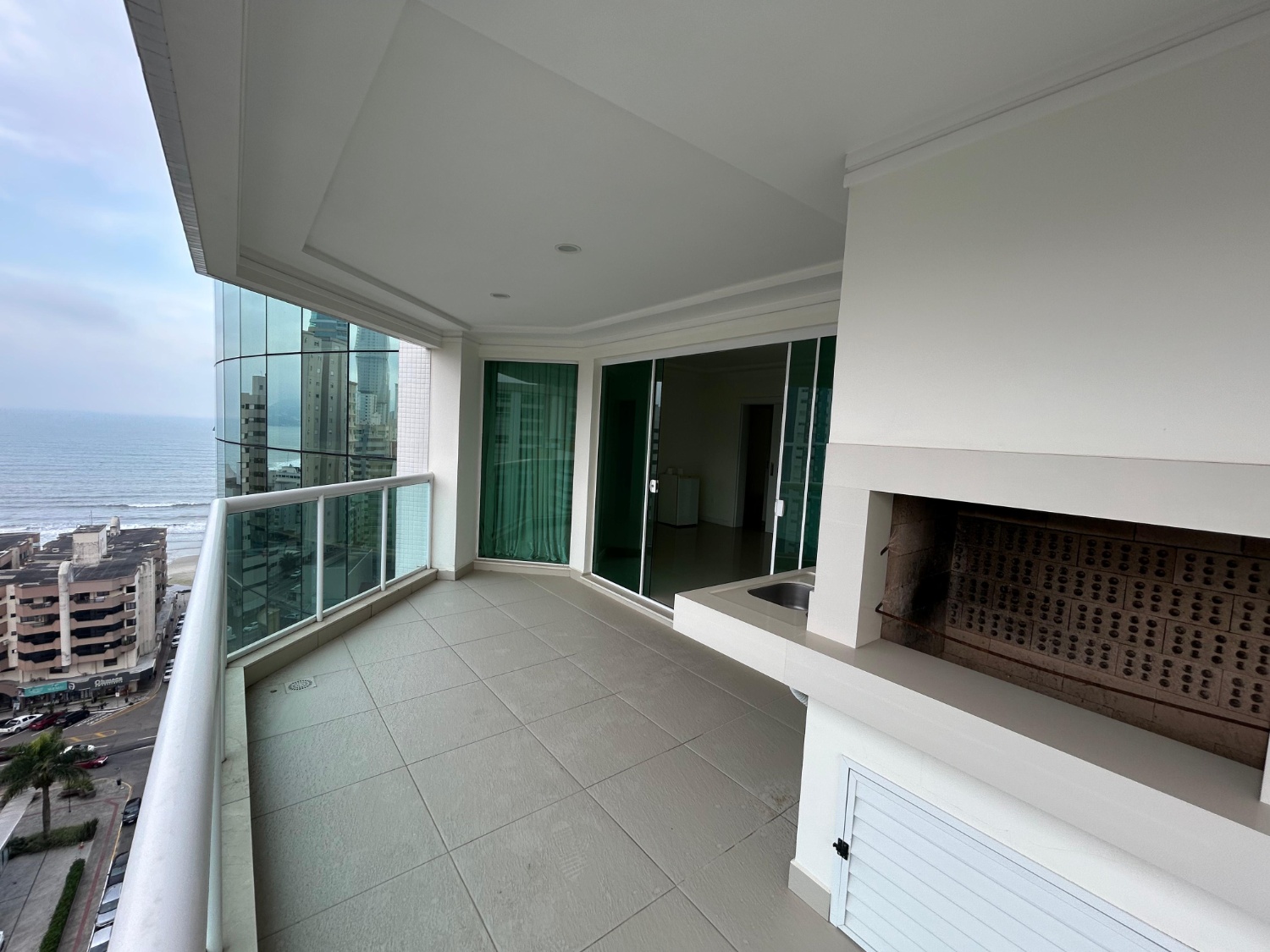 Apartamento no Edifício Jardim das Alamandas em Itapema - foto 8