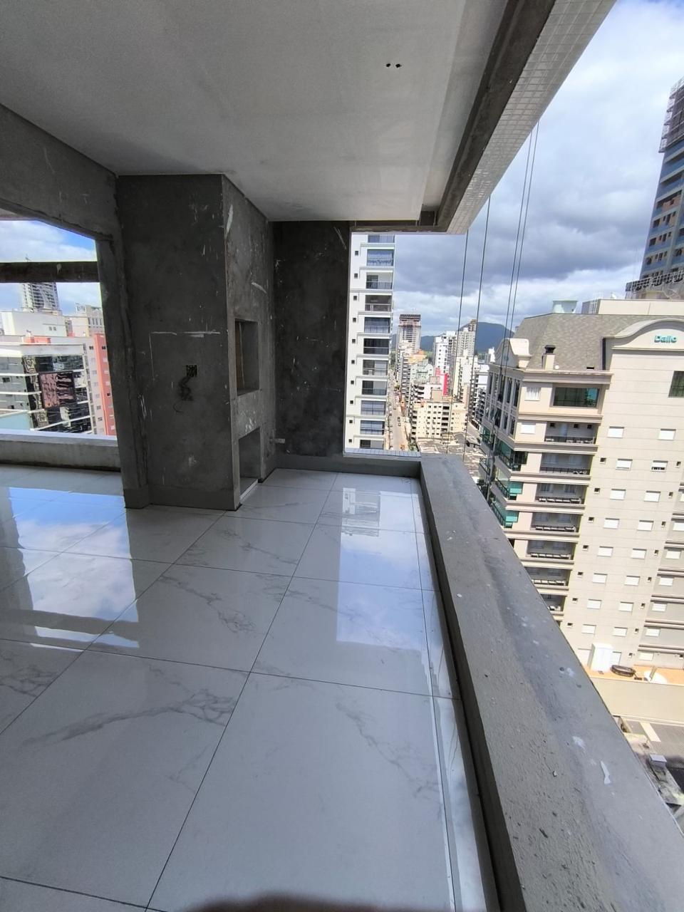 Apartamento no Edifício Victor Emmanuel em Itapema - foto 13