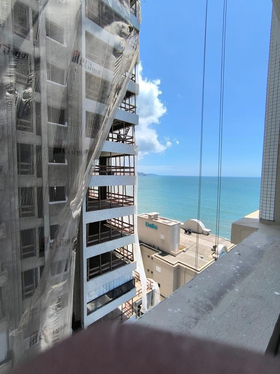 Apartamento no Edifício Victor Emmanuel em Itapema - foto 28