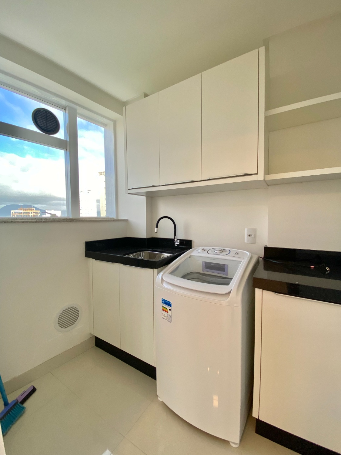 Apartamento no Edifício Chateau Unique em Itapema - foto 14