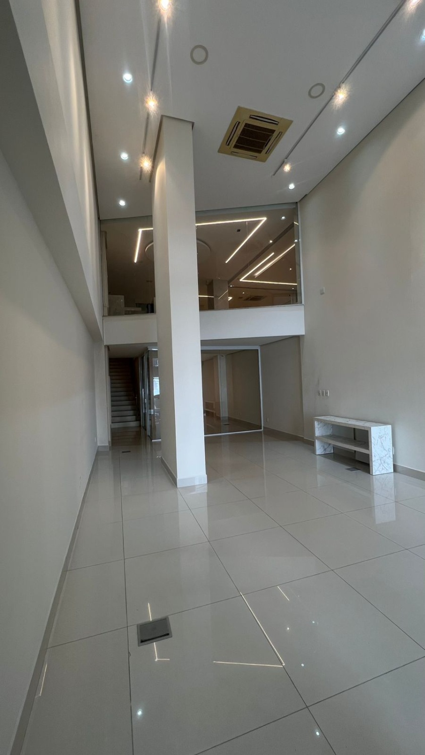 Sala Comercial no Edifício Le Majestic Residence em Balneário Camboriú - foto 2