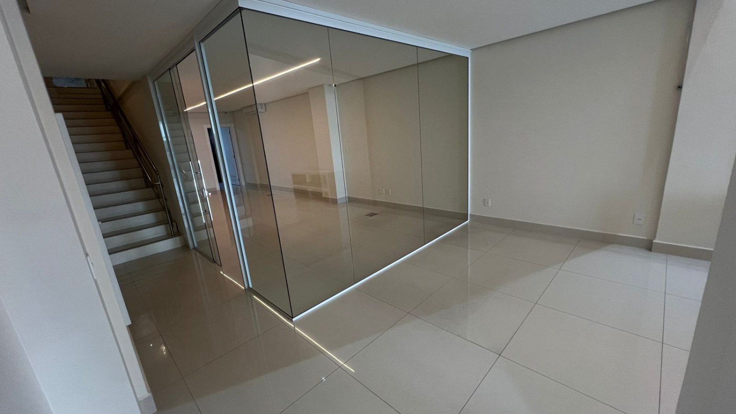 Sala Comercial no Edifício Le Majestic Residence em Balneário Camboriú - foto 8