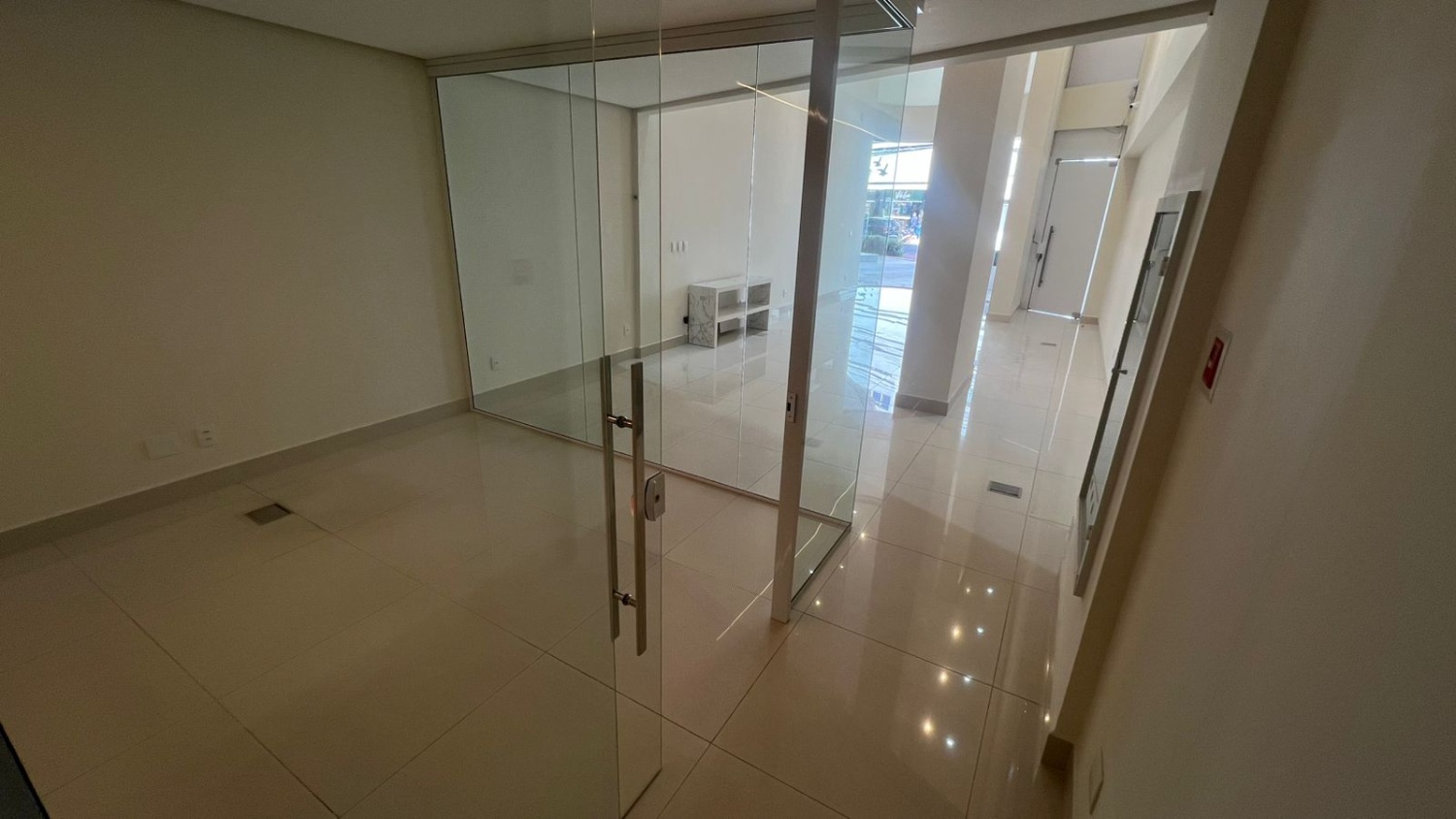 Sala Comercial no Edifício Le Majestic Residence em Balneário Camboriú - foto 9