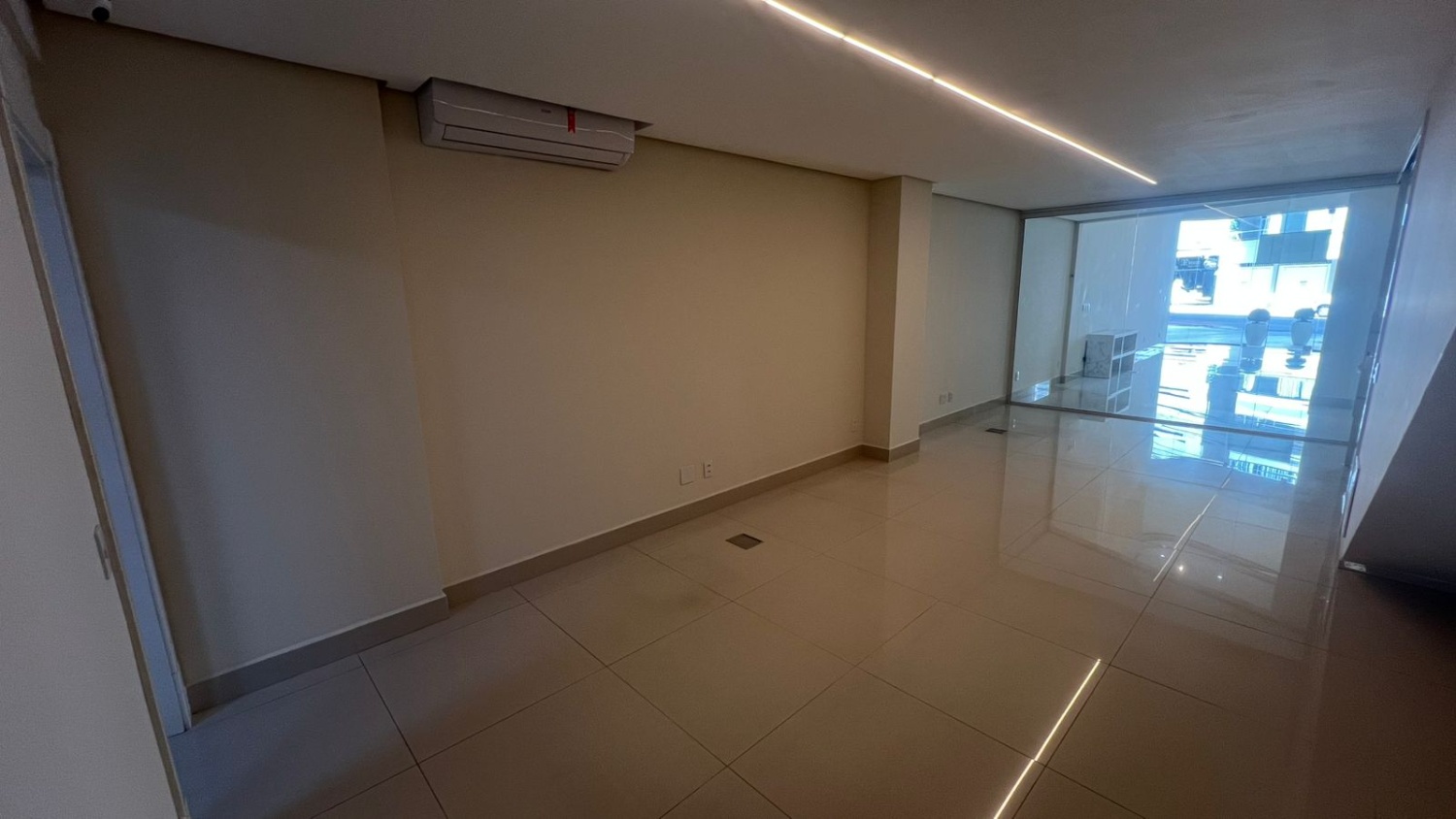 Sala Comercial no Edifício Le Majestic Residence em Balneário Camboriú - foto 11