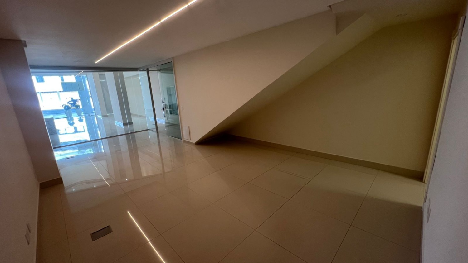 Sala Comercial no Edifício Le Majestic Residence em Balneário Camboriú - foto 12