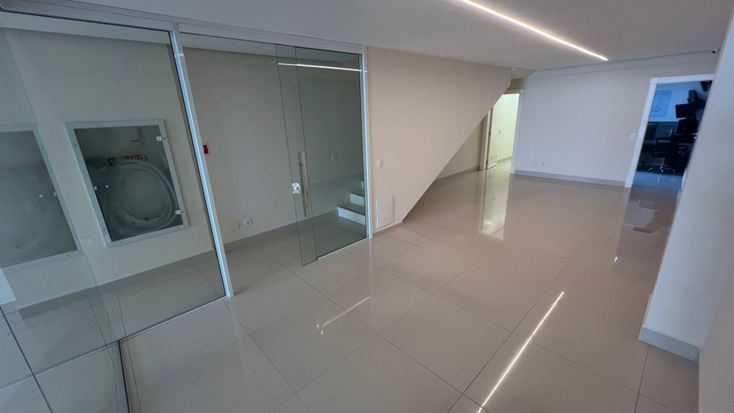 Sala Comercial no Edifício Le Majestic Residence em Balneário Camboriú - foto 13