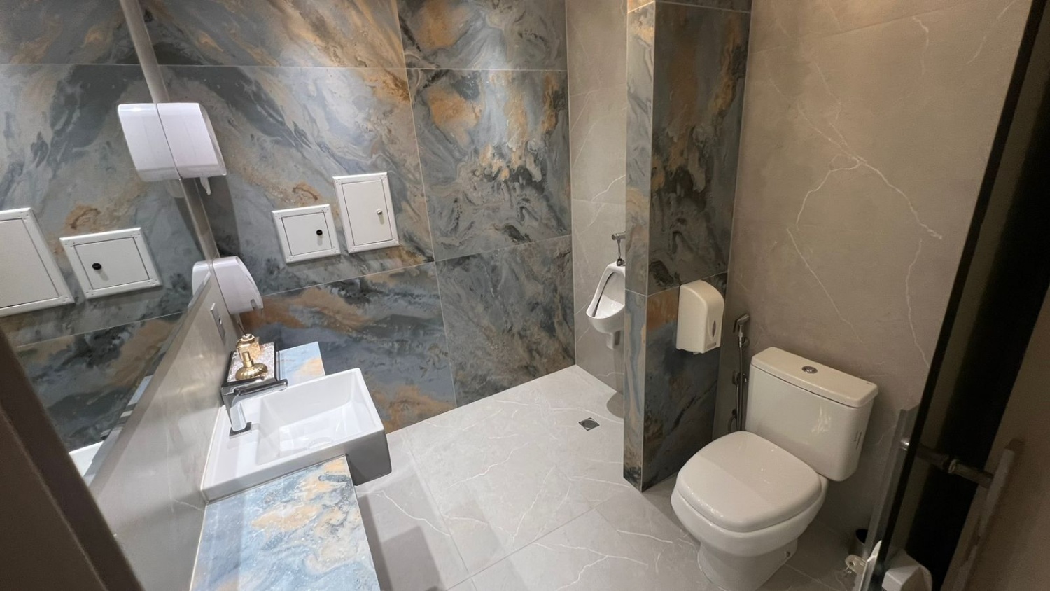 Sala Comercial no Edifício Le Majestic Residence em Balneário Camboriú - foto 16