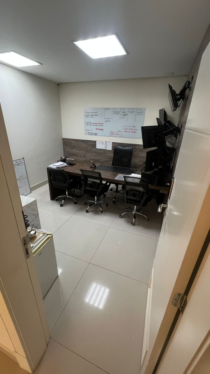 Sala Comercial no Edifício Le Majestic Residence em Balneário Camboriú - foto 17