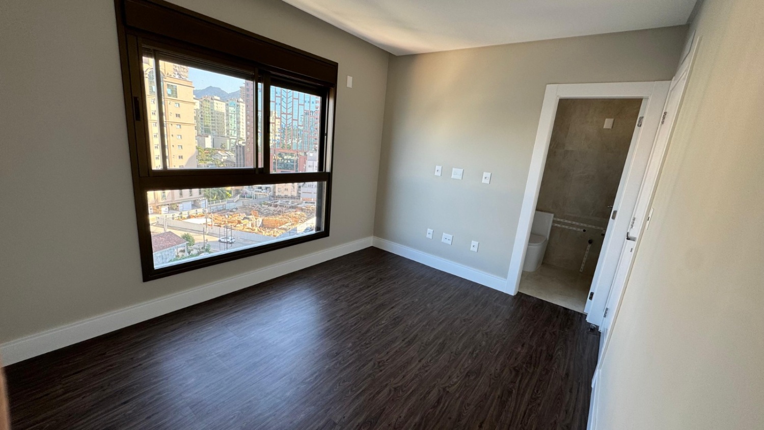 Apartamento no Edifício George VI no Centro de Itapema - foto 5