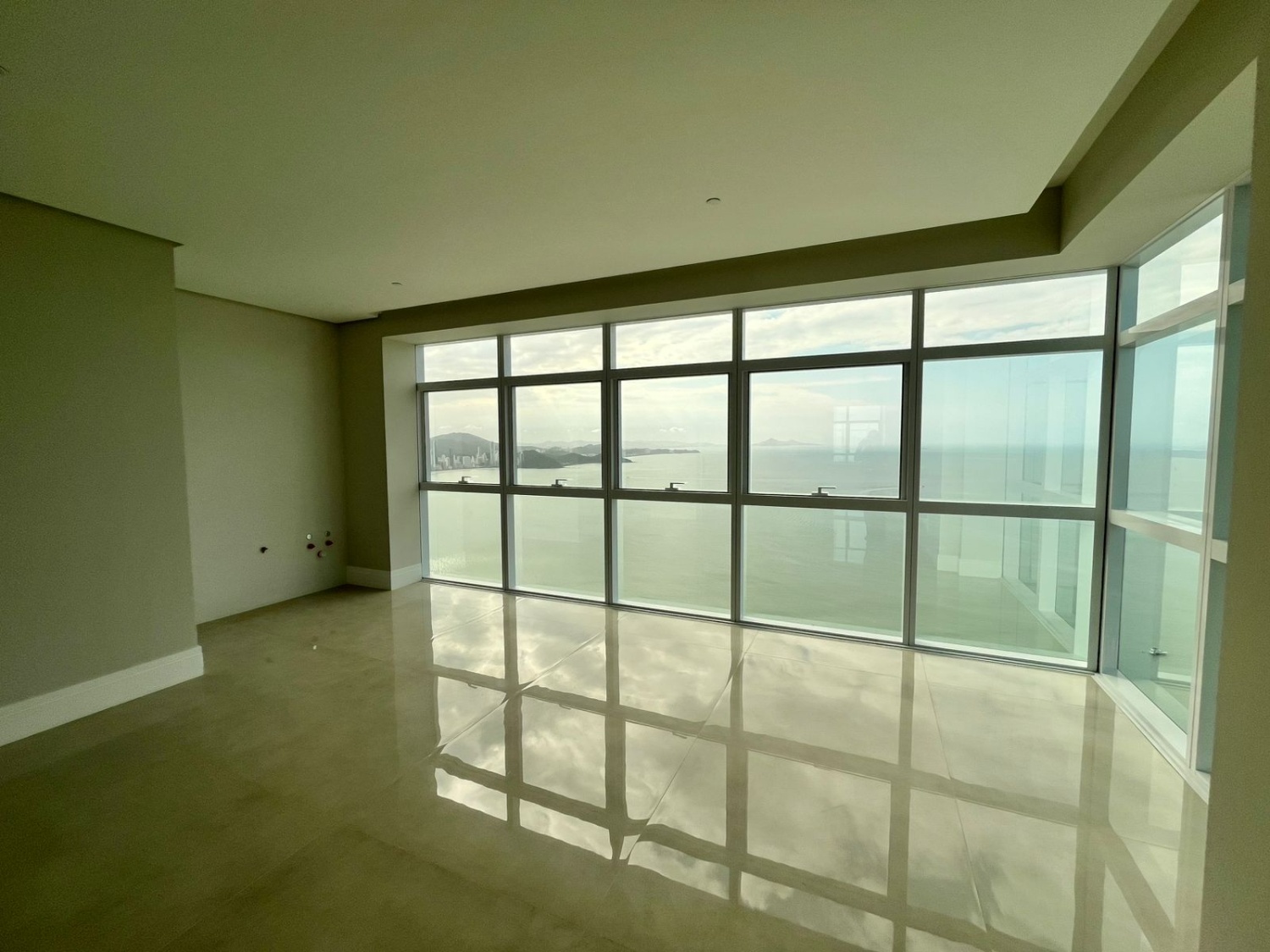 Apartamento no Ed. One Tower em Balneário Camboriú Decorado Frente Mar