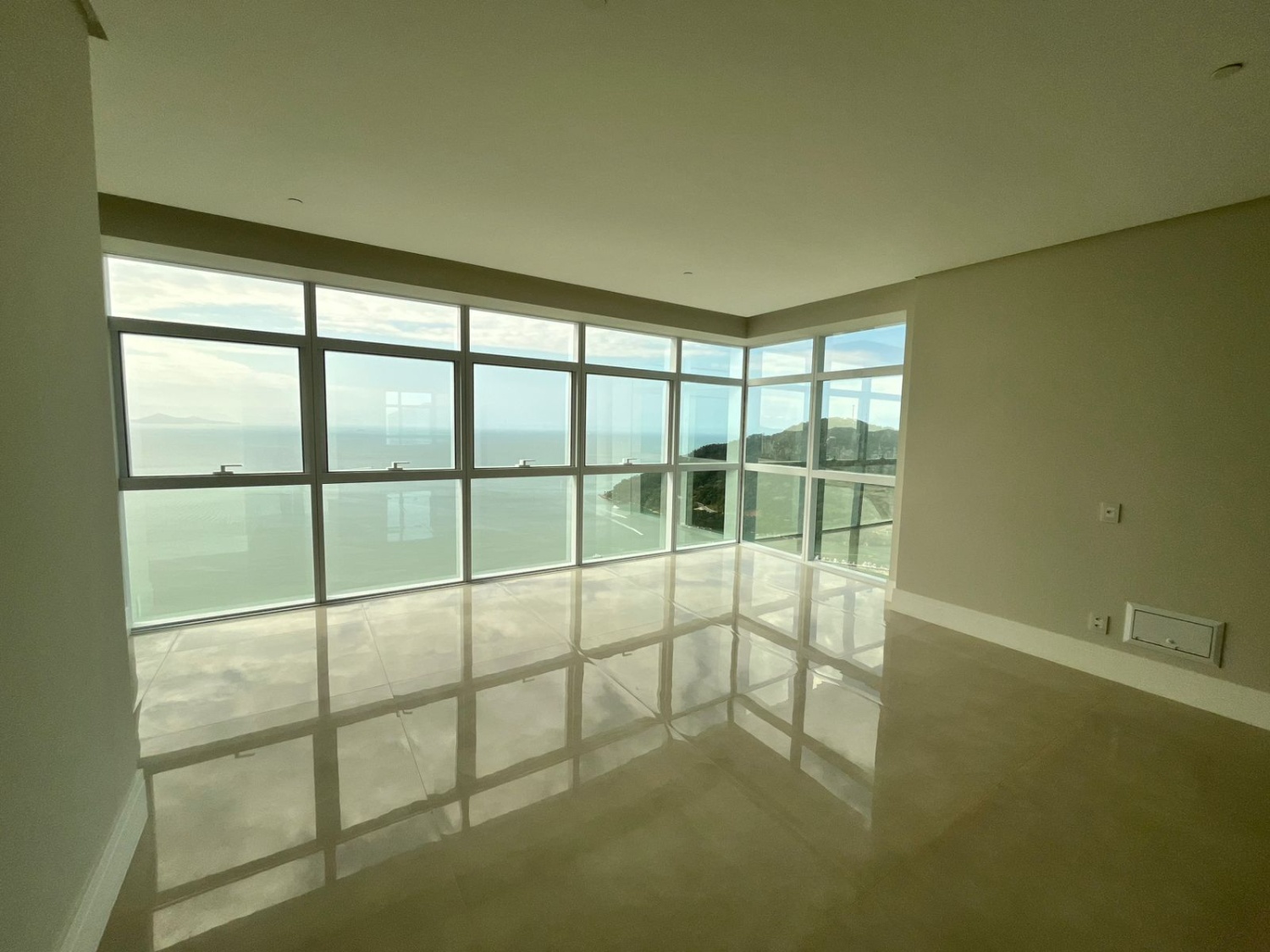 Apartamento no Ed. One Tower em Balneário Camboriú Decorado Frente Mar - foto 2