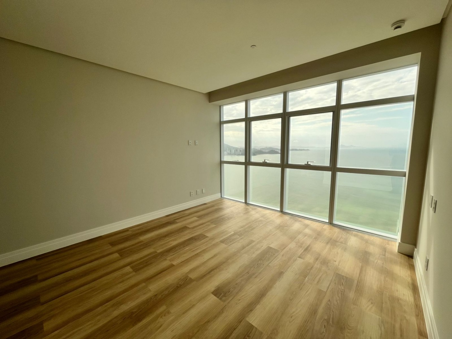 Apartamento no Ed. One Tower em Balneário Camboriú Decorado Frente Mar - foto 3