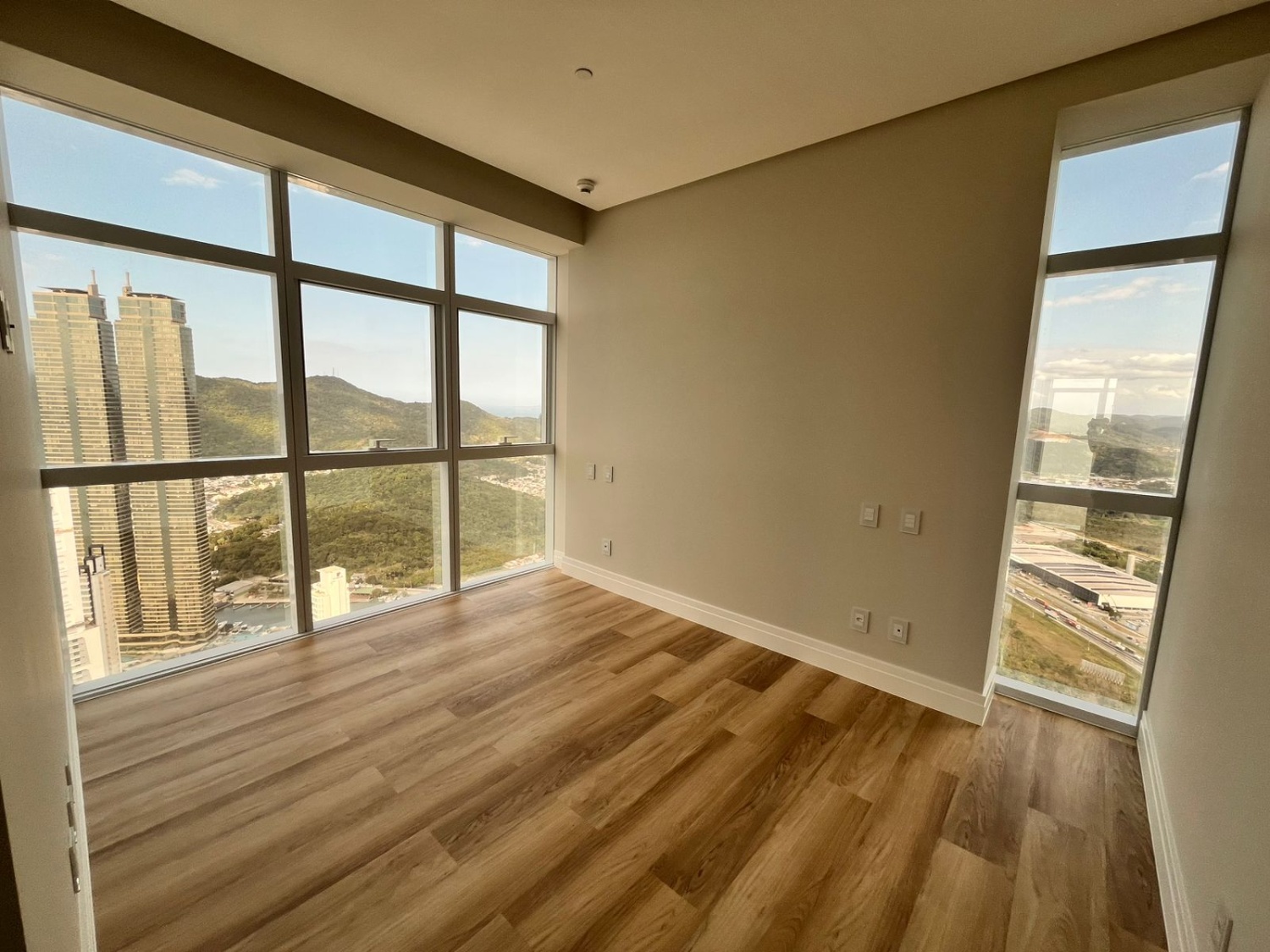 Apartamento no Ed. One Tower em Balneário Camboriú Decorado Frente Mar - foto 5