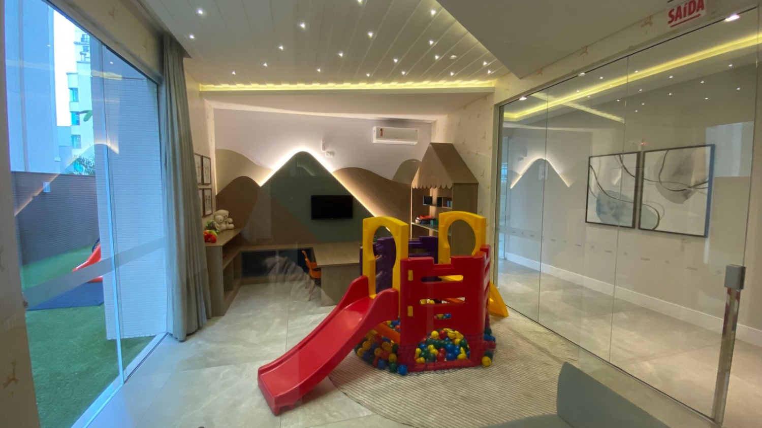 Apartamento no Edifício Porto Vila em Itapema - foto 25