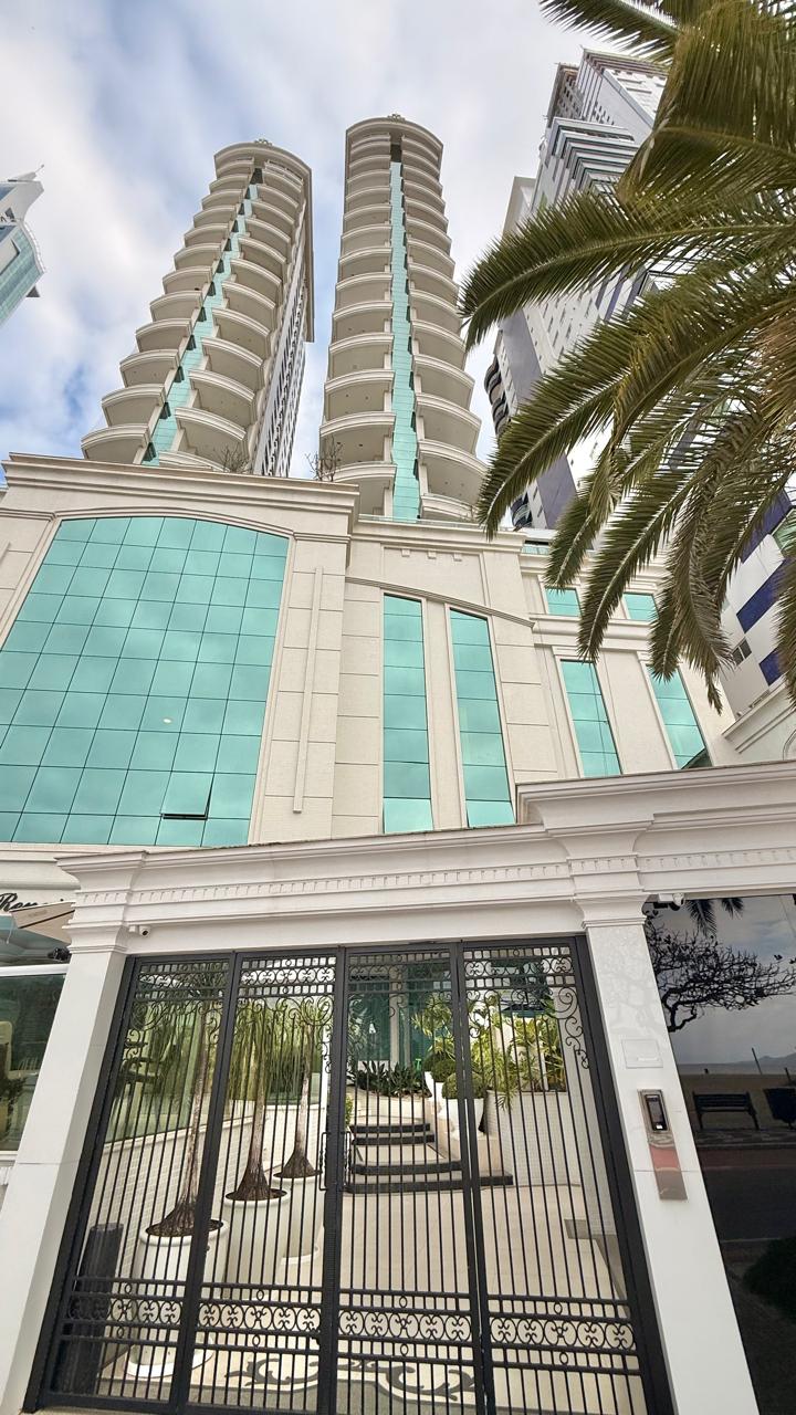 Apartamento no Edifício Renaissance em Balneário Camboriú - foto 29