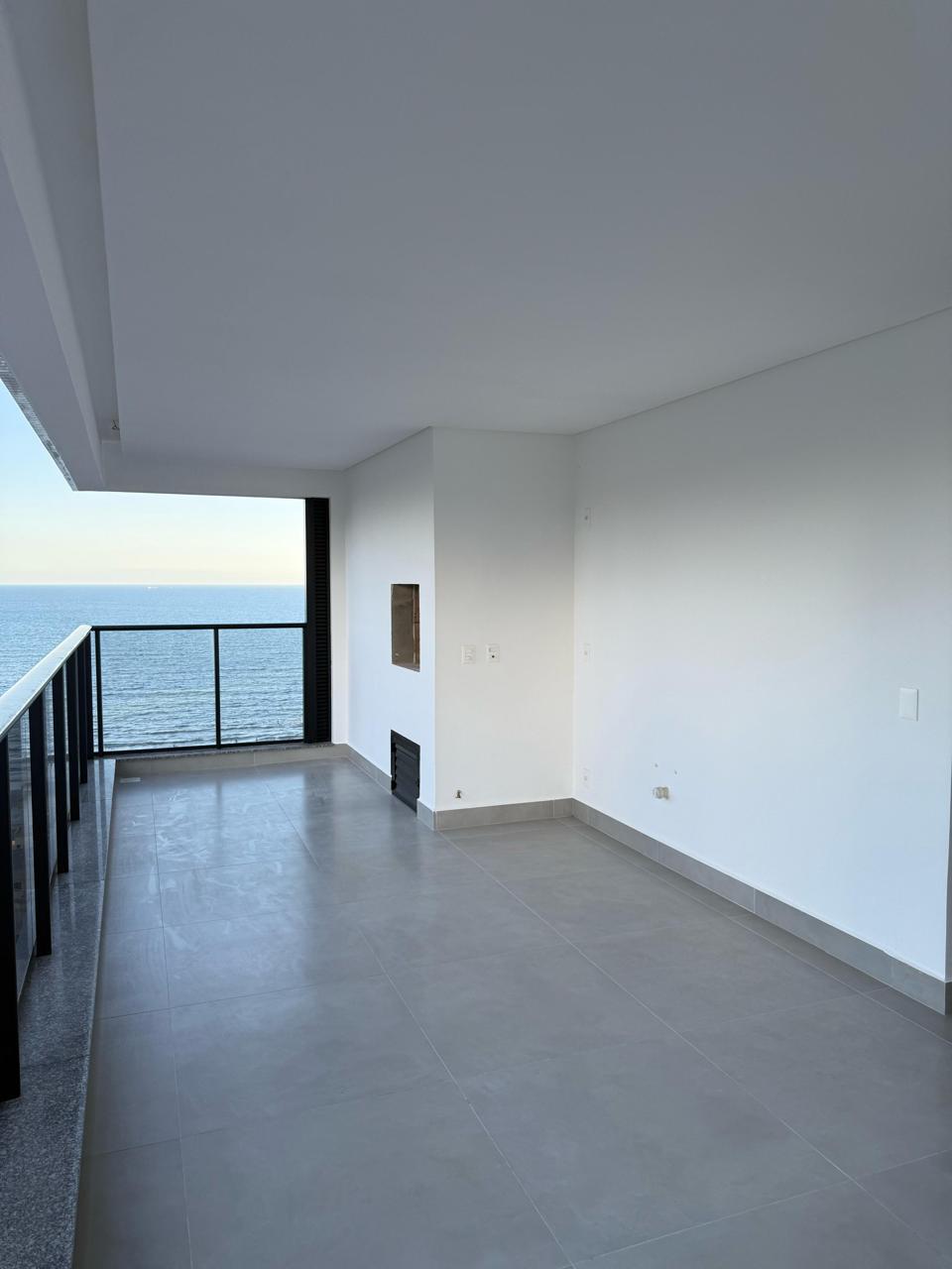 Apartamento no Ed. Diamond Tower em Meia Praia/SC - foto 3