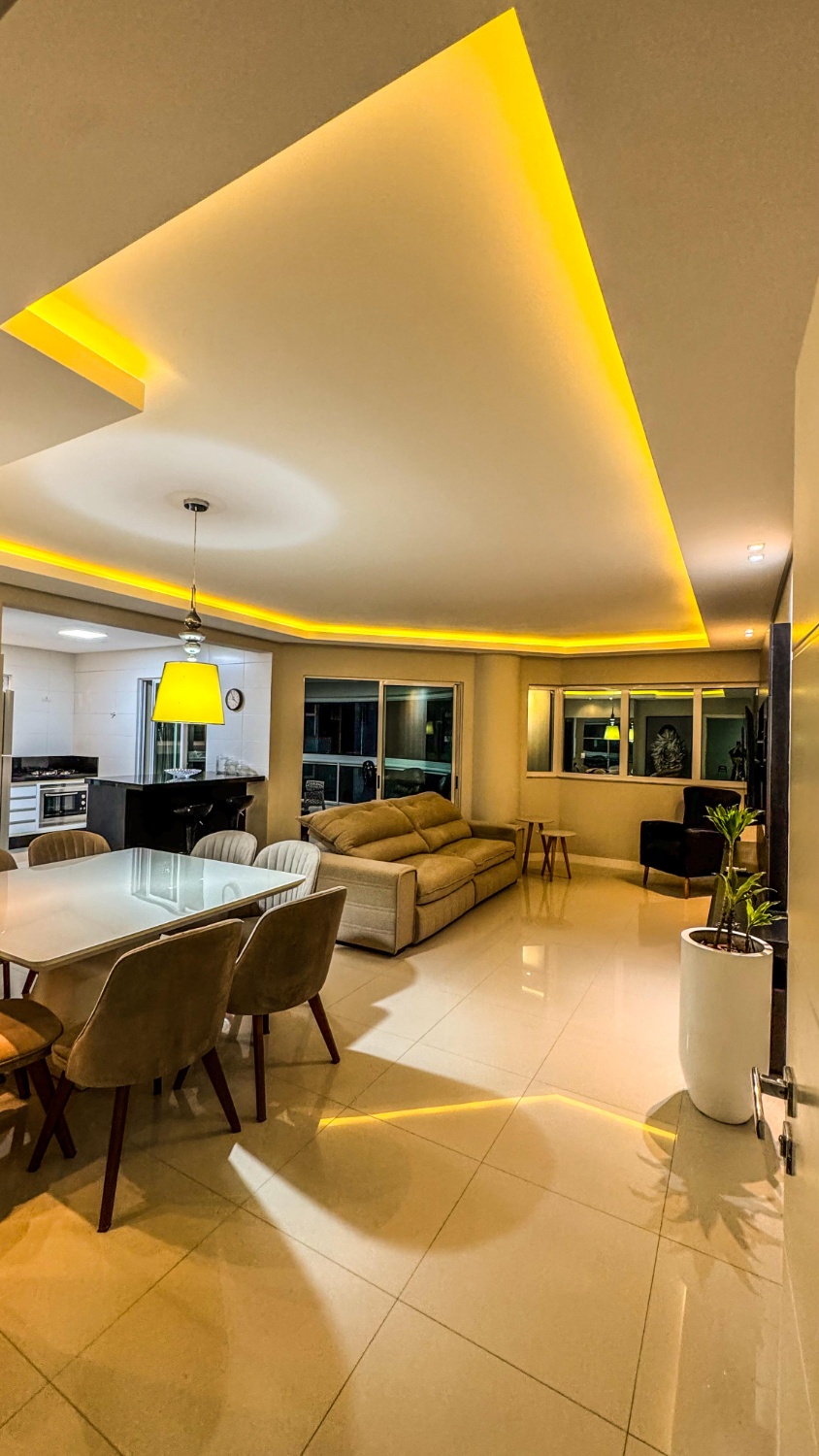 Apartamento no Ed. Ilha da Vitória em Meia Praia - foto 2