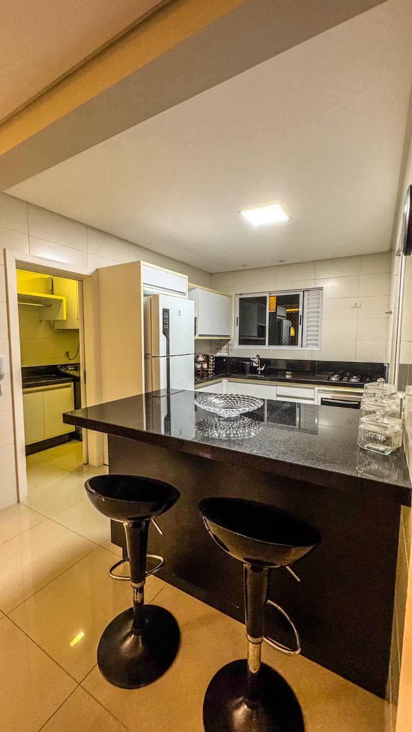 Apartamento no Ed. Ilha da Vitória em Meia Praia - foto 3