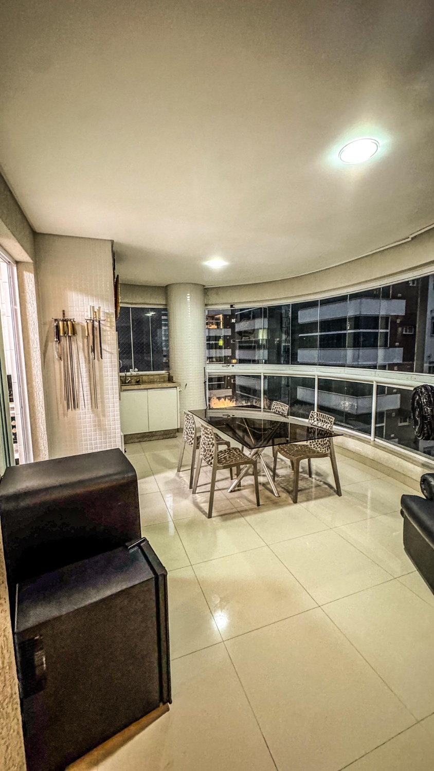 Apartamento no Ed. Ilha da Vitória em Meia Praia - foto 4