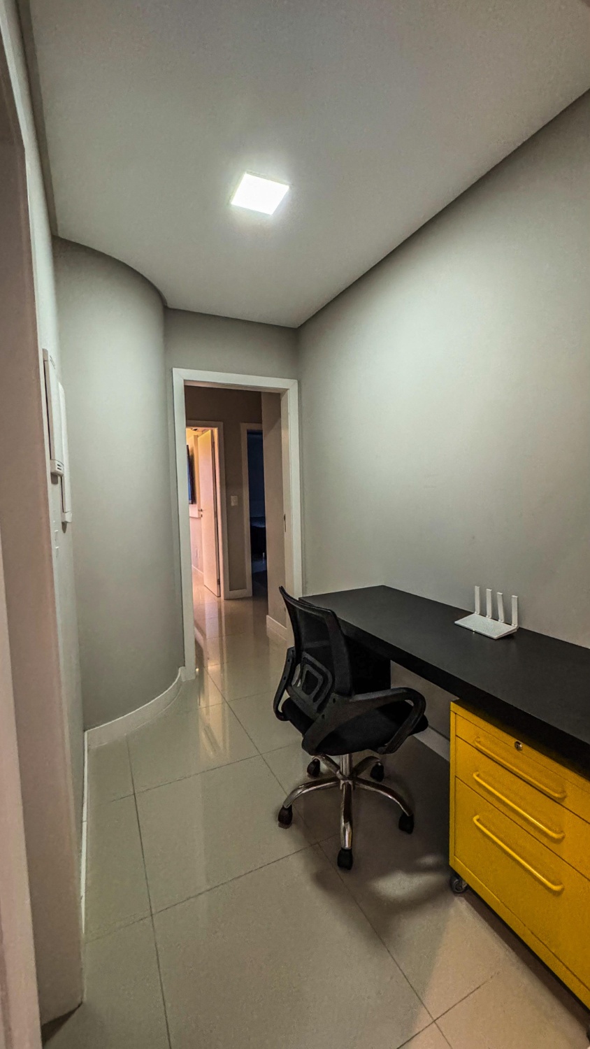 Apartamento no Ed. Ilha da Vitória em Meia Praia - foto 5