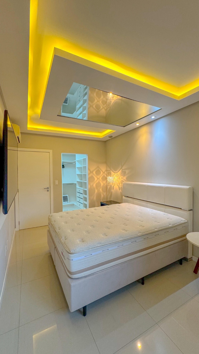Apartamento no Ed. Ilha da Vitória em Meia Praia - foto 8