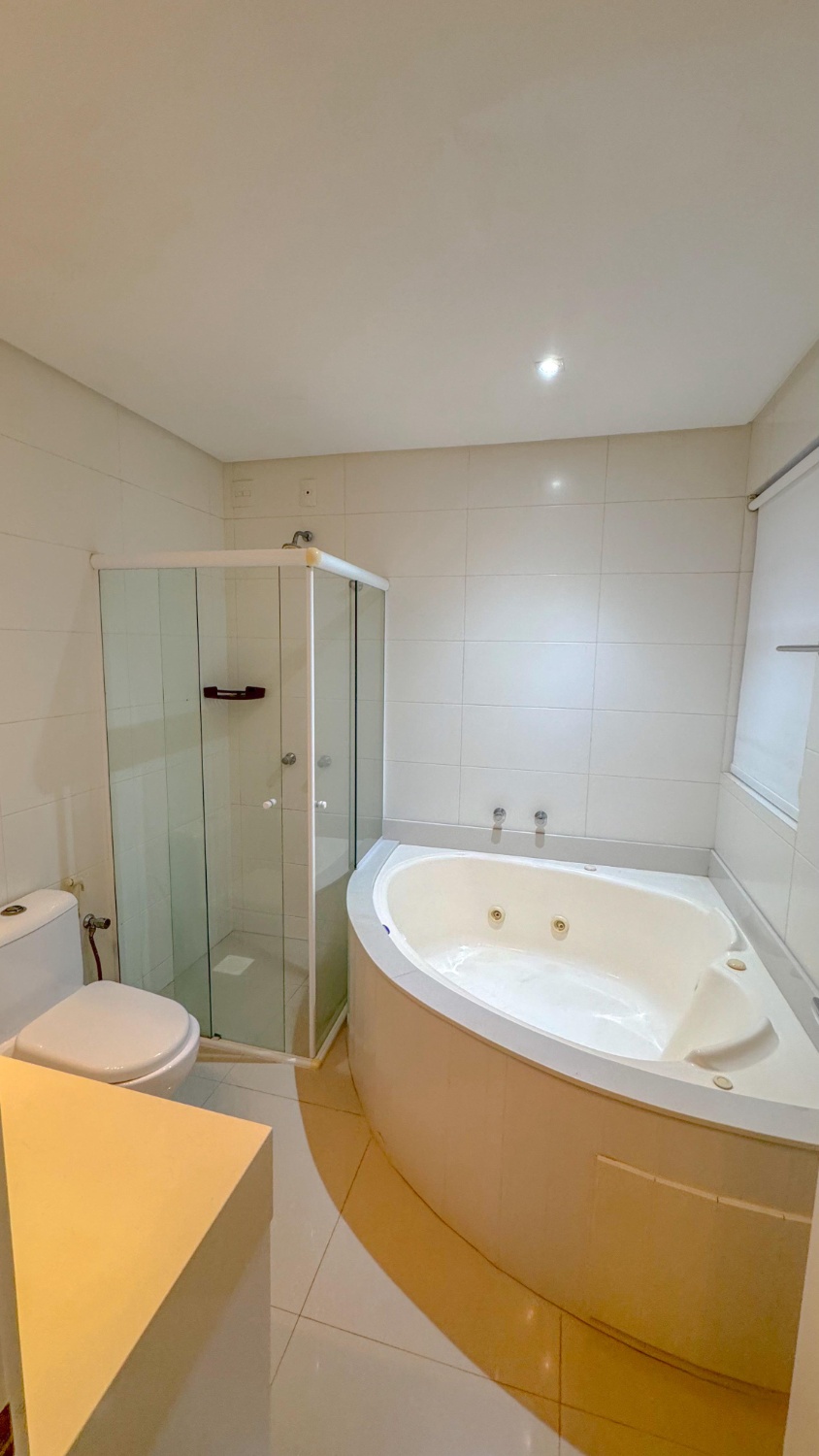 Apartamento no Ed. Ilha da Vitória em Meia Praia - foto 10