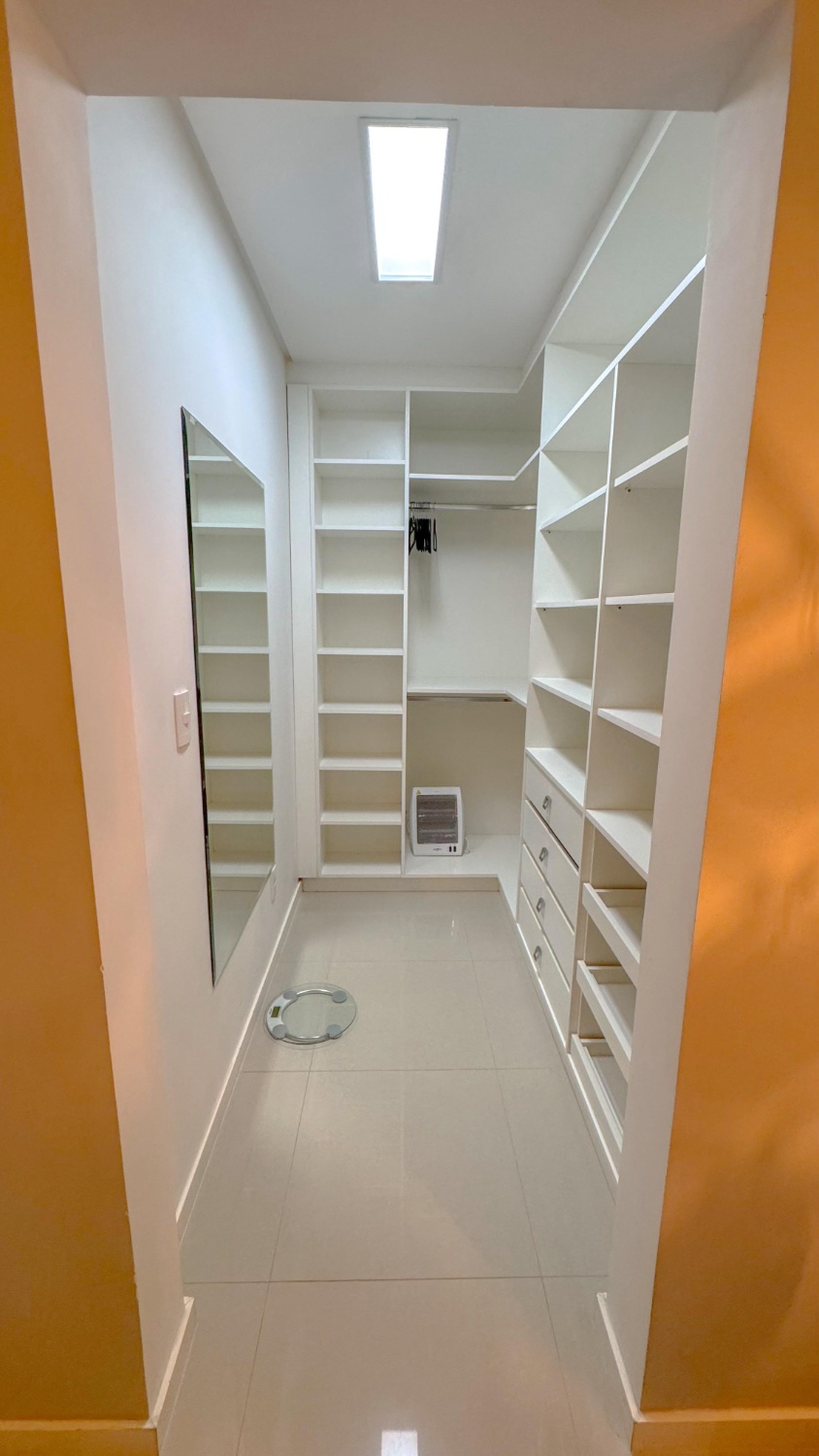 Apartamento no Ed. Ilha da Vitória em Meia Praia - foto 11