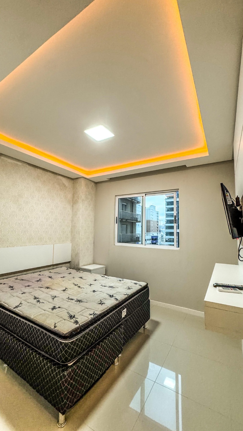 Apartamento no Ed. Ilha da Vitória em Meia Praia - foto 12