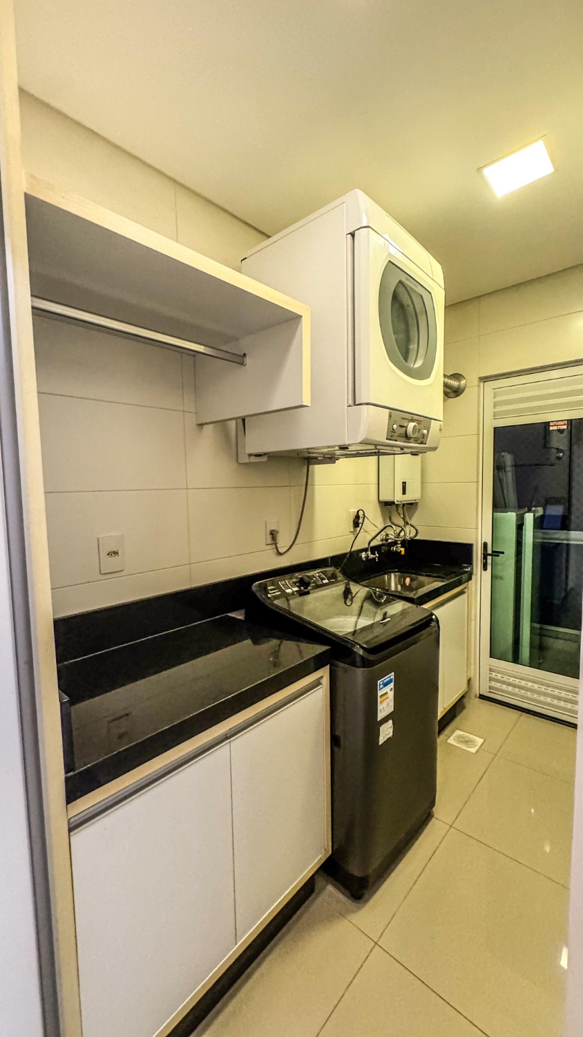 Apartamento no Ed. Ilha da Vitória em Meia Praia - foto 14