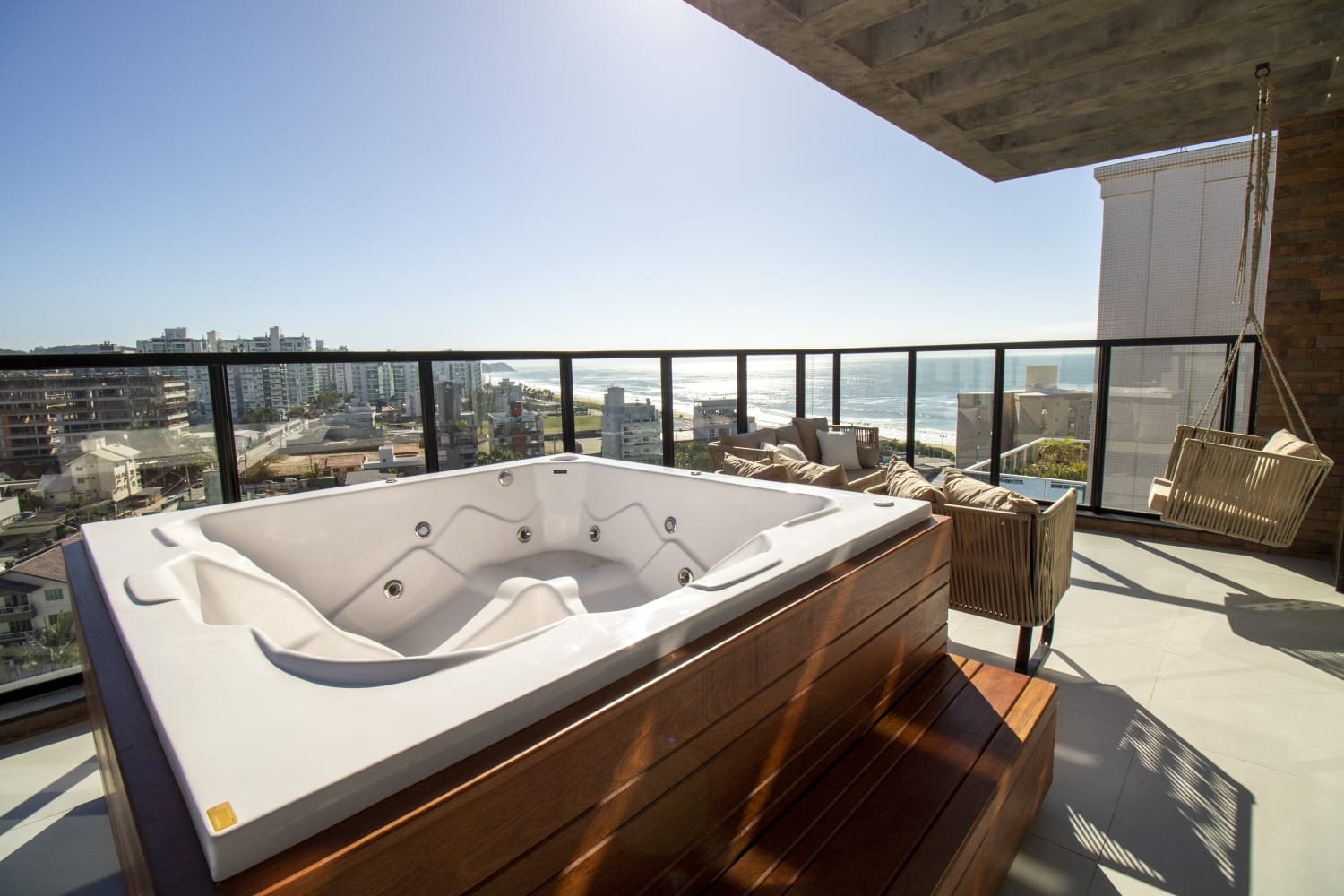 Duplex no Ed. Brava 22 na Praia Brava