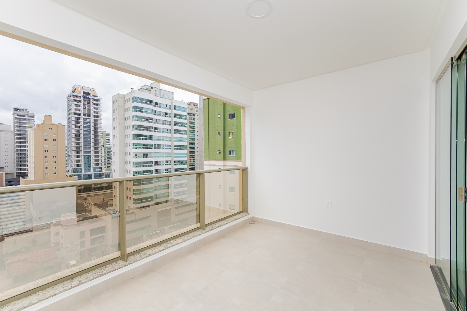 Apartamento no Ed. Ville de Lyon em Meia Praia - Itapema/SC - foto 6