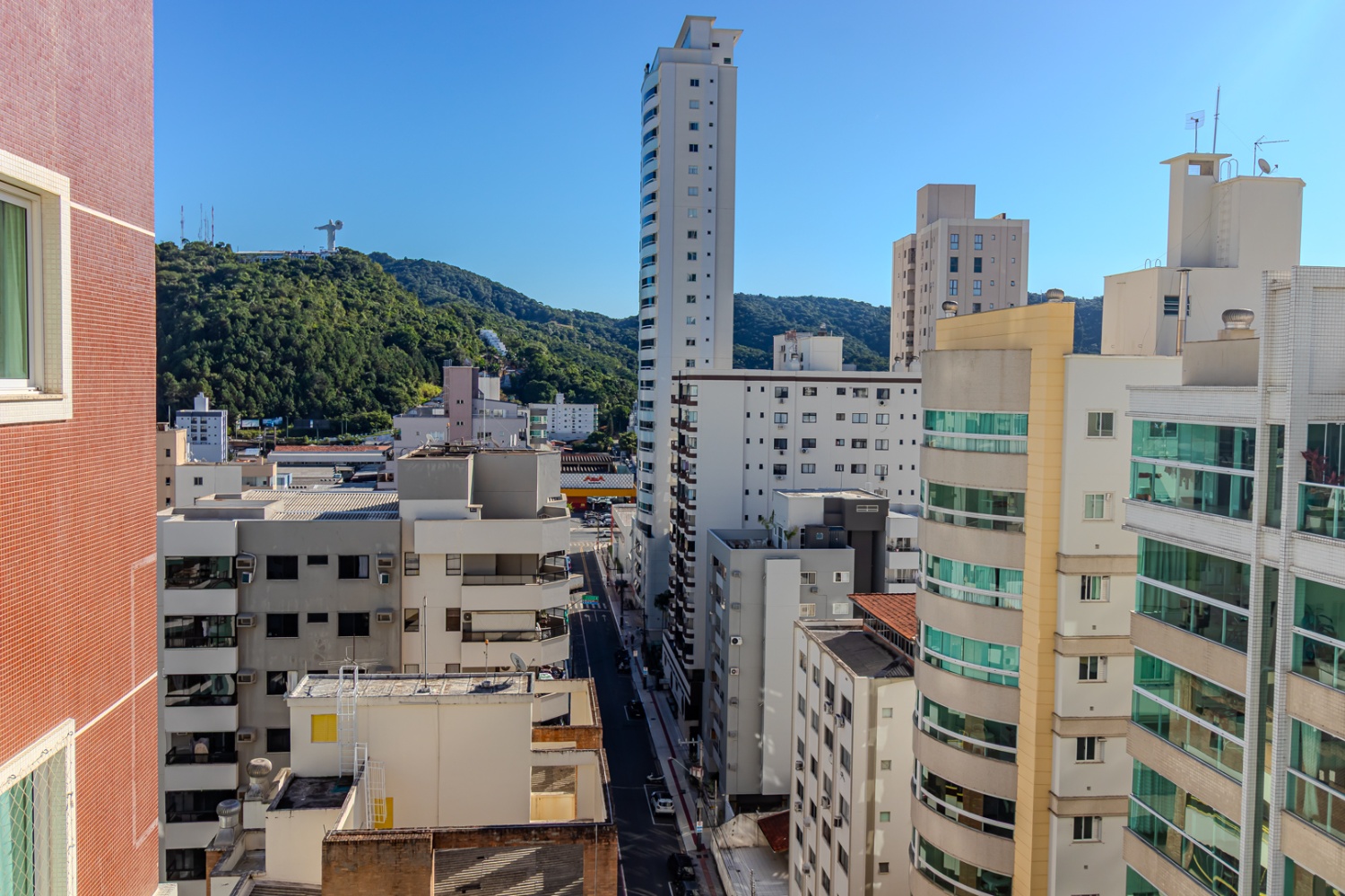 Apartamento no Ed. Lorena Cristina em Balneário Camboriú - foto 2