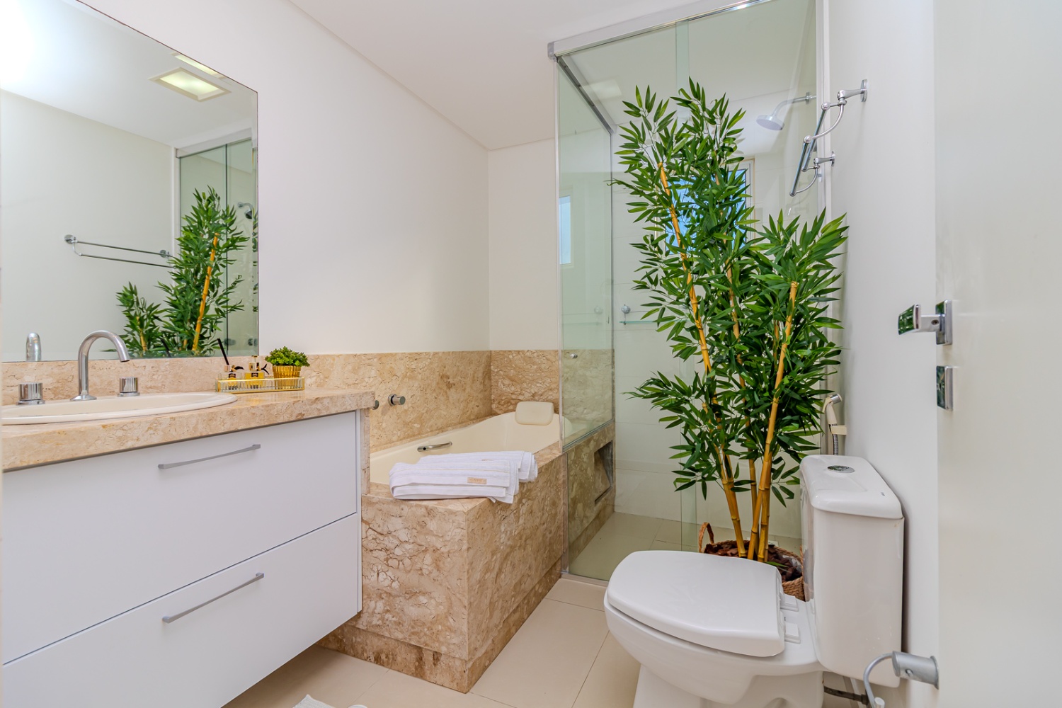 Apartamento no Ed. Lorena Cristina em Balneário Camboriú - foto 25