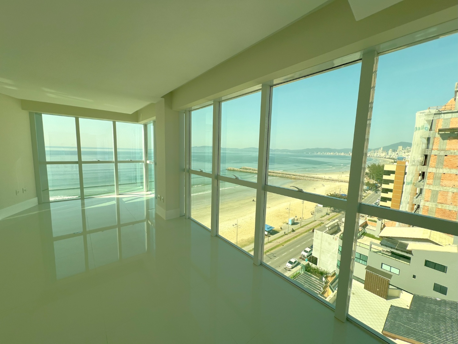 Apartamento no Ed. Riviera Del Sol em Itapema - foto 2