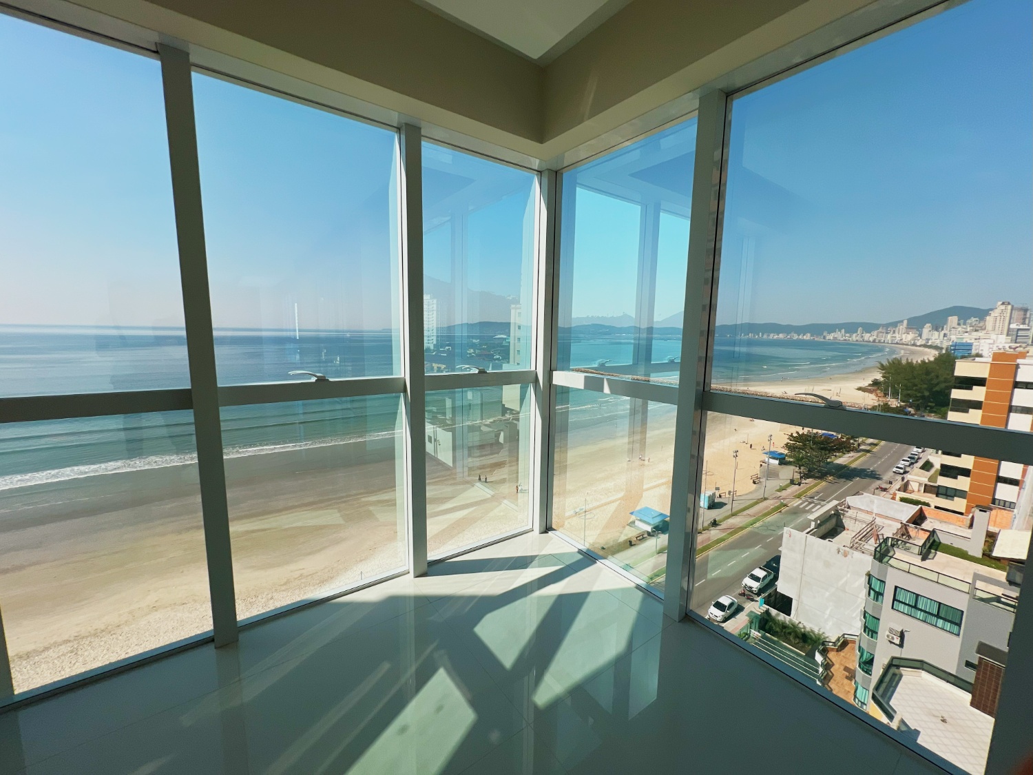Apartamento no Ed. Riviera Del Sol em Itapema - foto 4