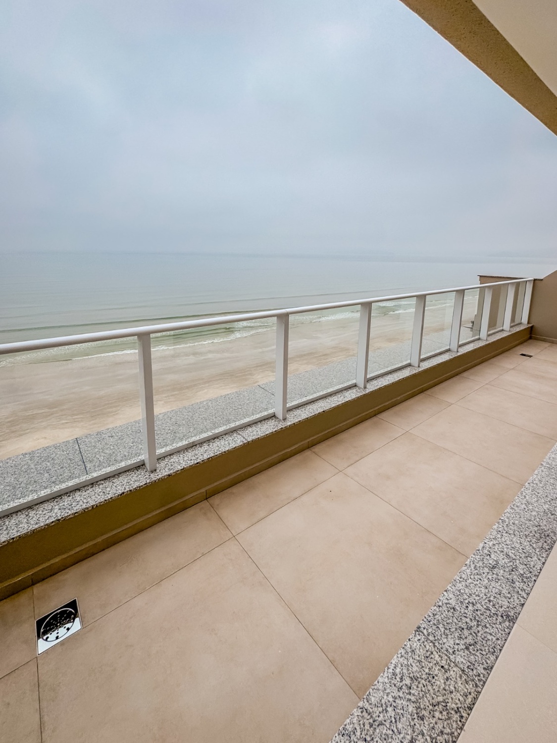 Apartamento no Edifício Le Biarritz em Itapema - foto 3